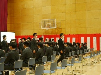 退場2組