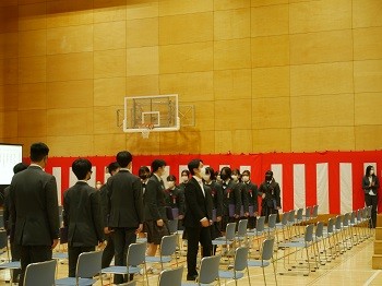退場3組
