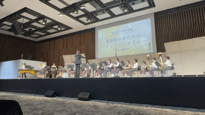 演奏　座っている
