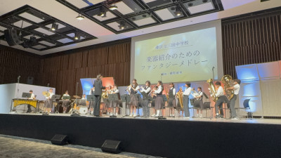 演奏　立っている